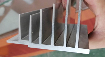 鋁型材鋸切機(jī)切割表面為何會(huì)出現(xiàn)毛刺?