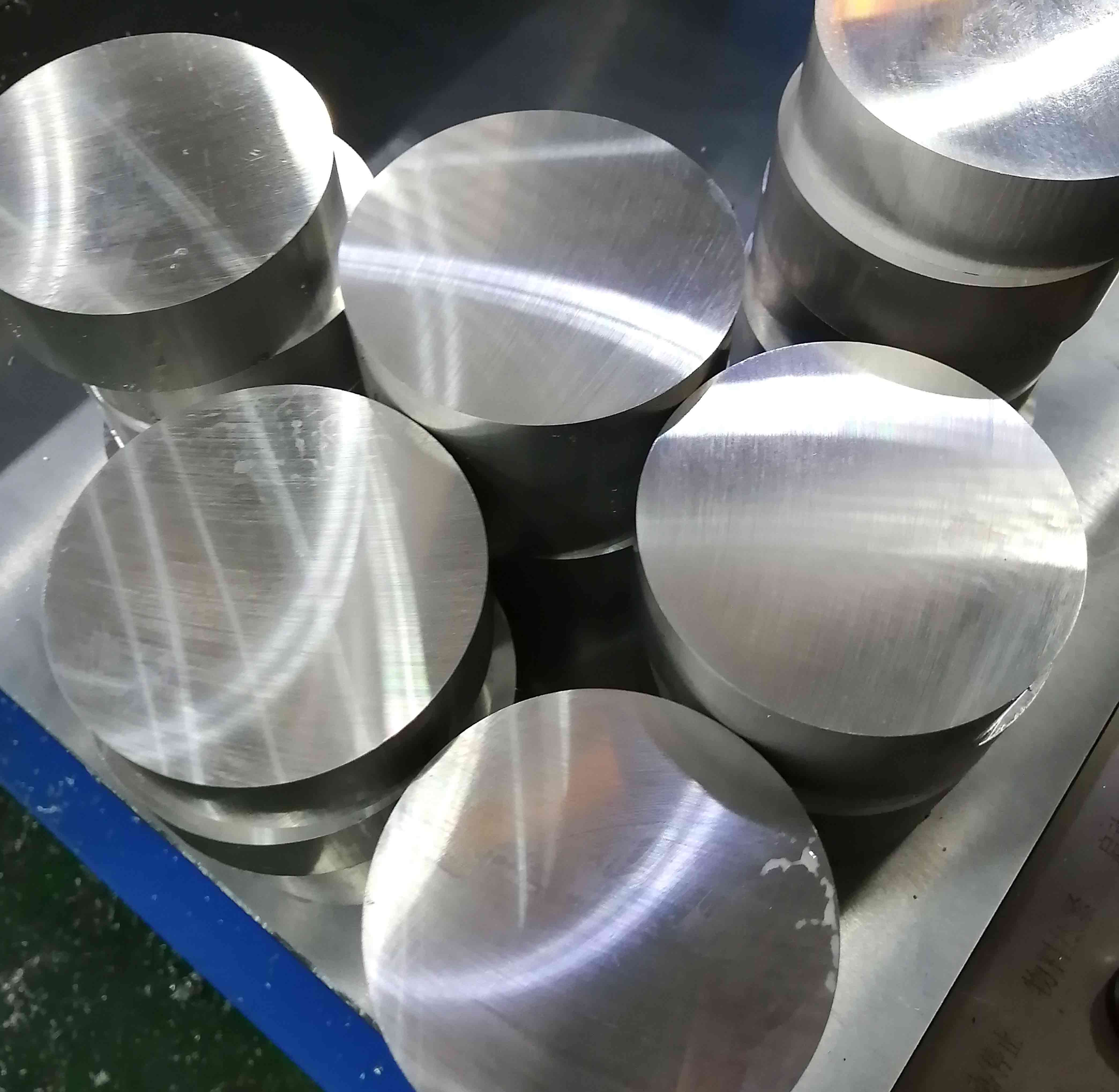 【日本】實(shí)心鋁棒切割機(jī)同時(shí)鋸切兩根100mm直徑鋁棒,超光滑