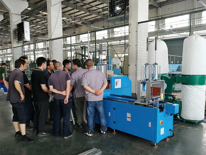 切鋁機的養護：不工作時切電源檢查，工作時防異常