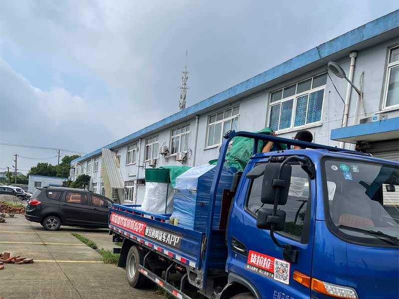 全自動(dòng)切鋁機(jī)出庫(kù)中