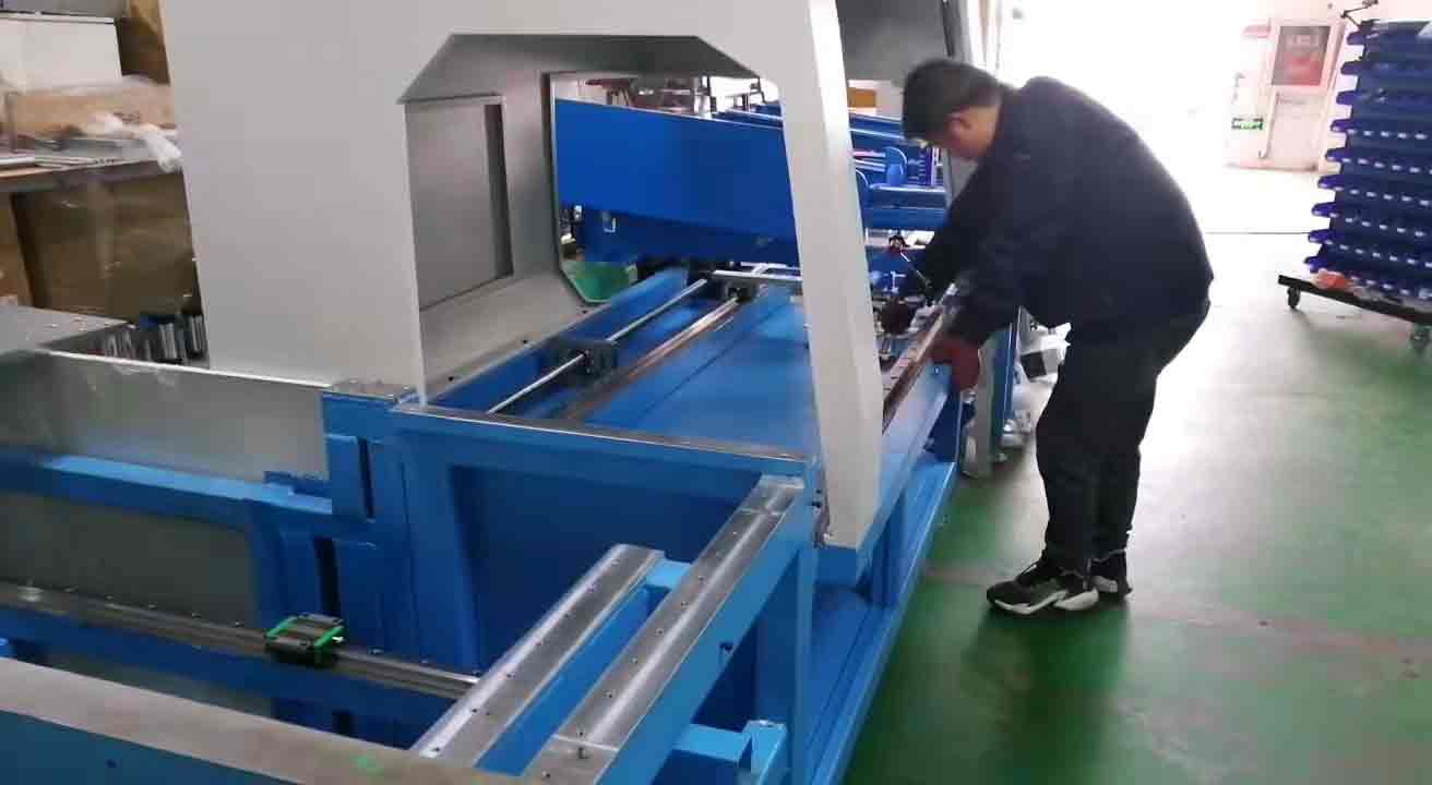 鋁型材切割機廠家雙德譽庫存又告急,車間伙伴認真的樣子