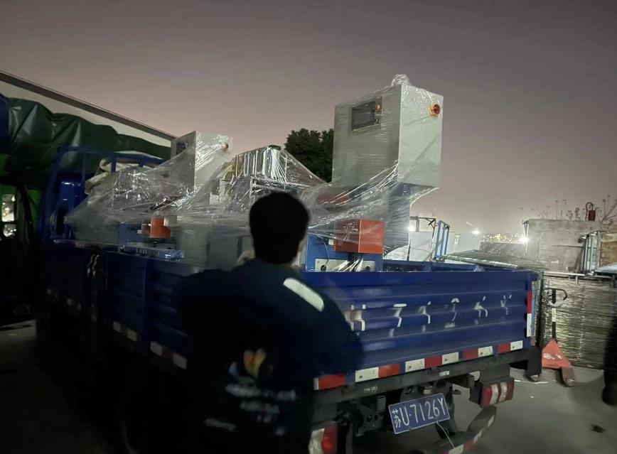 趕到天黑發(fā)貨,2臺(tái)鋁材切割機(jī)設(shè)備發(fā)貨浙江余姚經(jīng)銷商處